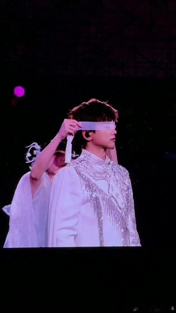 张杰这下不敢睁开眼了唱《天下》正入戏，伴舞白绸没蒙对地方还遮了眉毛，张杰自己往