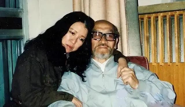 1990年秋，乌鲁木齐的老房子里，三毛盯着碗里只冒尖的半碗米饭突然红了眼。“