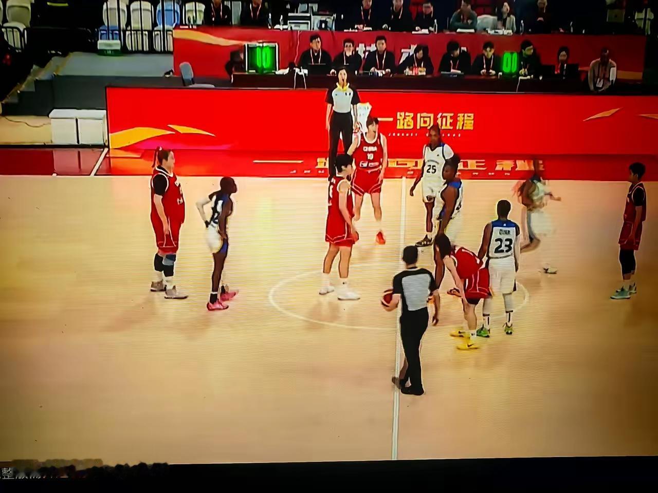 中国女篮热身赛：中国女篮对国际女篮联队已经开打。中国女篮天才少女张子宇，当然是人