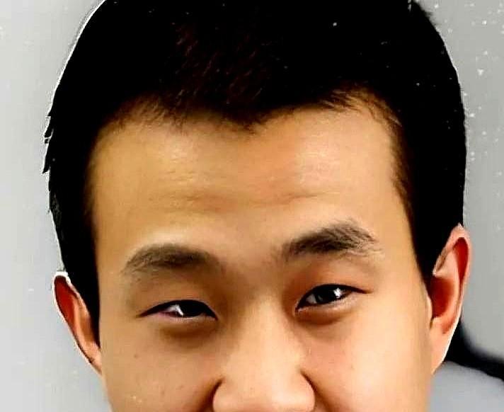 我有个同学在北京大学，老碰着韦东奕。他说这哥们儿根本不孤僻。有回在便利店看见他