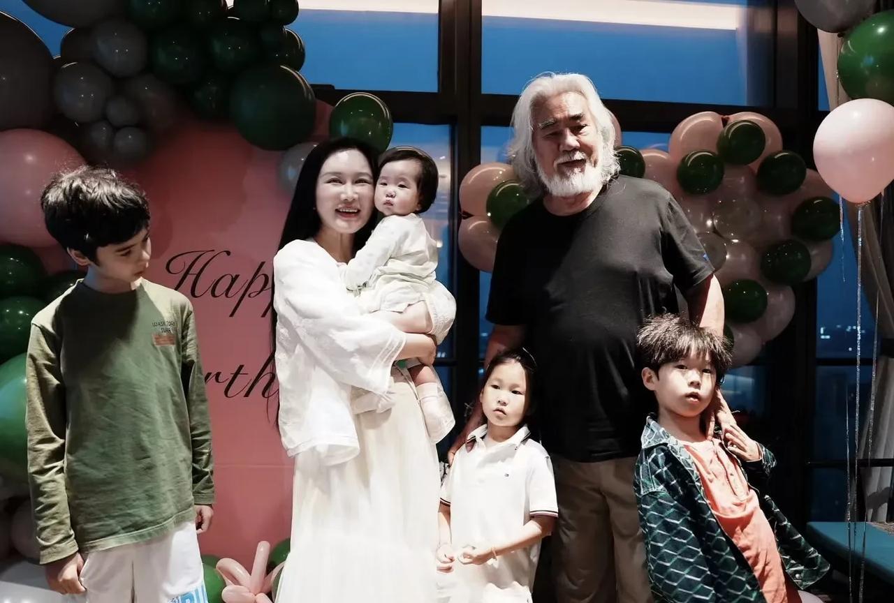 所以说，基因真是个神奇的东西！张纪中帮老婆杜星霖庆祝生日，四个孩子同框，却是两