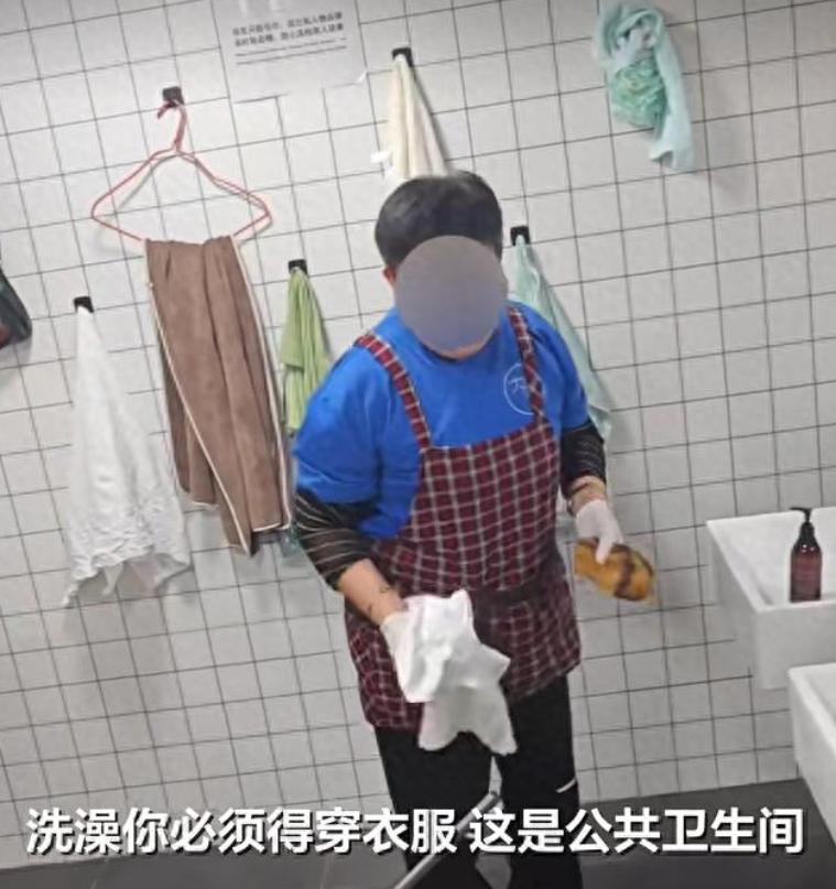 离了大谱！上海，一男子入住了一家青旅，没成想，在男盥洗室内淋浴间洗澡时，突然一名