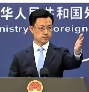 平时咱们老百姓出个国，带两瓶液体化妆品都得被安检翻个底朝天。可这件事真正扎眼的