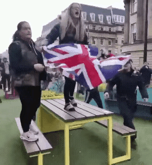 英国对面街上有很多穆斯林在游行示威，他们要求英国政府给他们提高福利！这边有