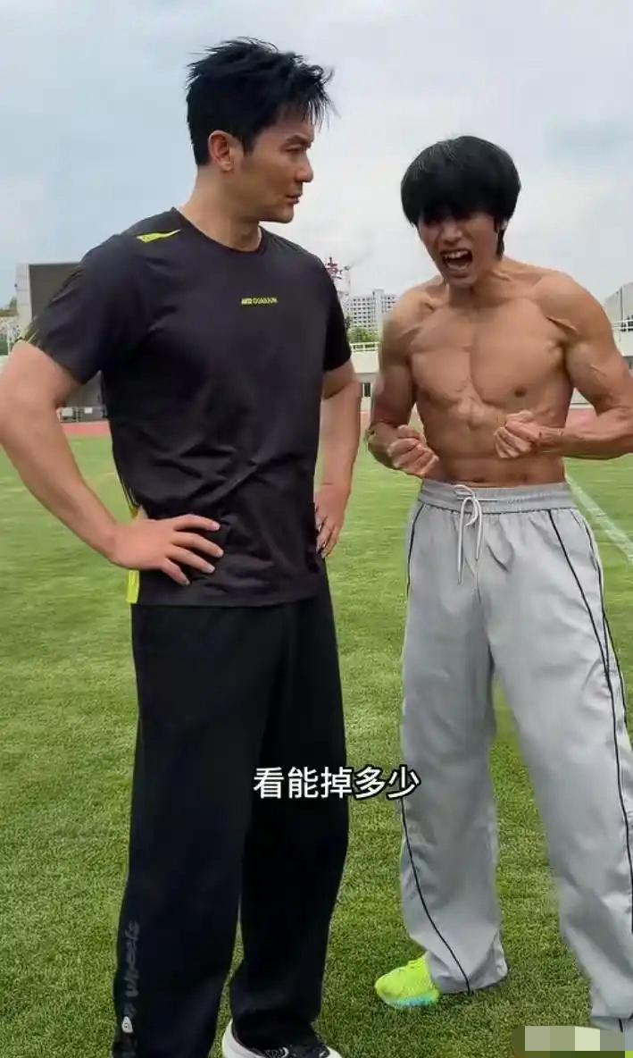 花小龙竟然敢报175，李晨才是175标杆，比陈飞宇和林更新至少矮了15公分，也就