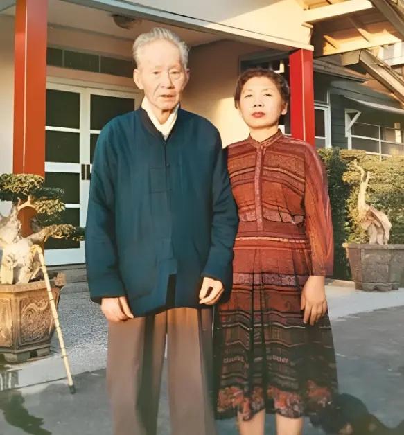 1989年，重获自由不久的孙立人与第三任夫人张美英在家门口的合影，镜头中已经89
