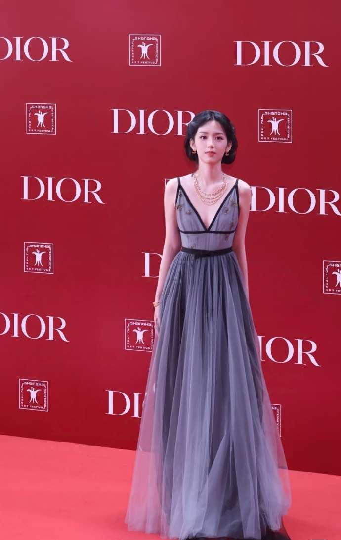 不是，这是同一款裙子嘛？！？​​​