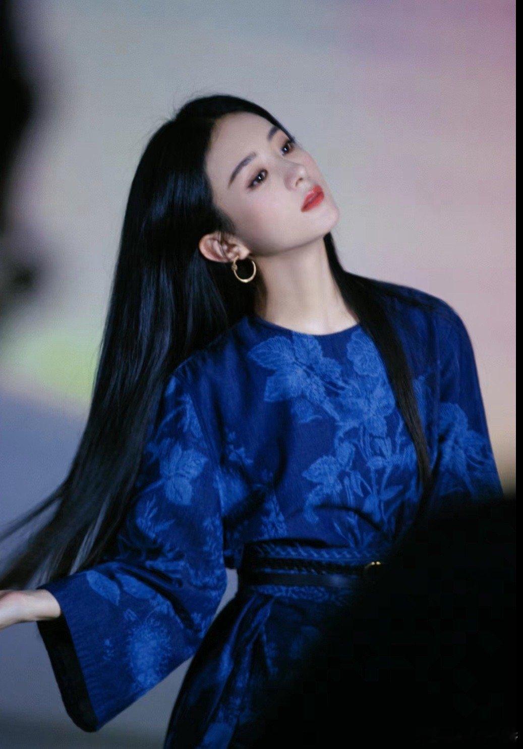 我去！翻到赵姐早期的黑长直！绝啦好久没见过她黑长直的发型啦好清冷早期也是清冷甜美