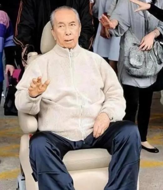 何鸿燊生死谜团：88岁脏器已衰竭，硬生生熬11年才离世，赌王病床背后藏着多少