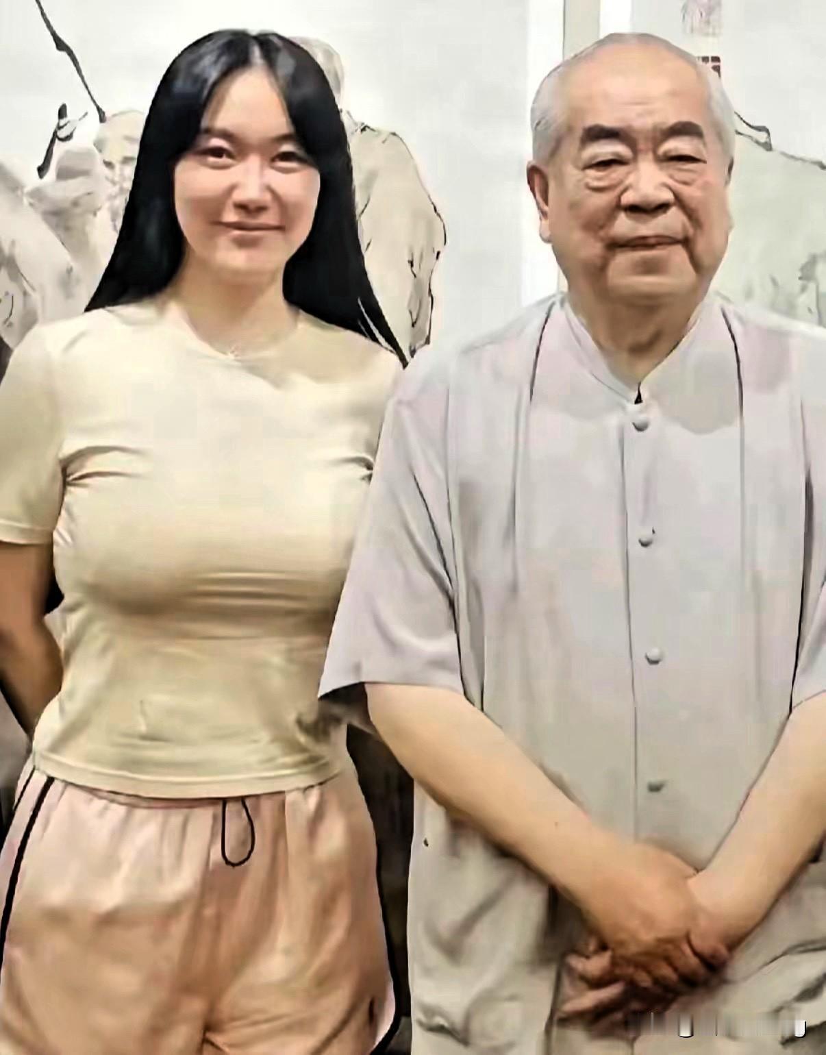 徐萌为啥爱大50岁的范曾？一张居家照就说透了！家里会客这么重要的场合，她居然