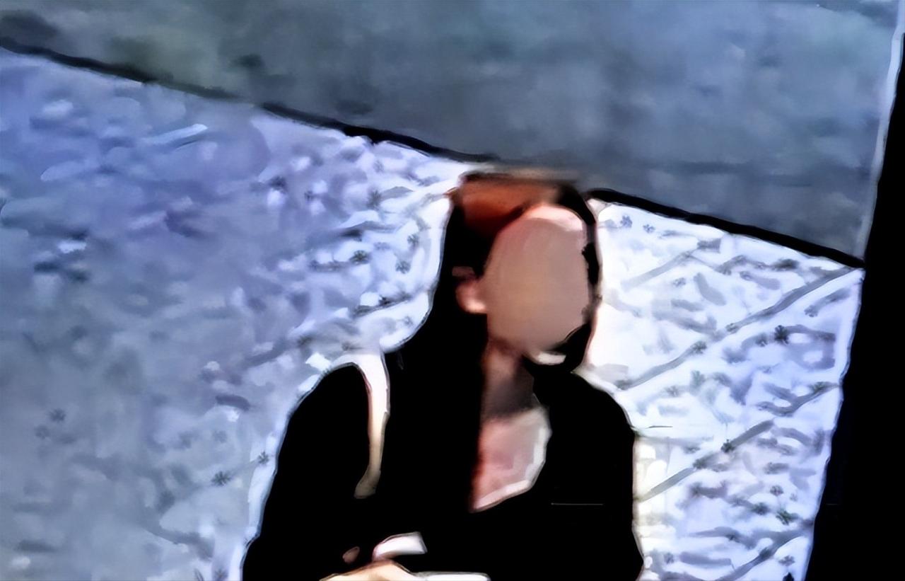 一个37岁的中国男人去曼谷寻欢，半夜却直接逃往老挝边境。第二天，21岁泰国女模赤