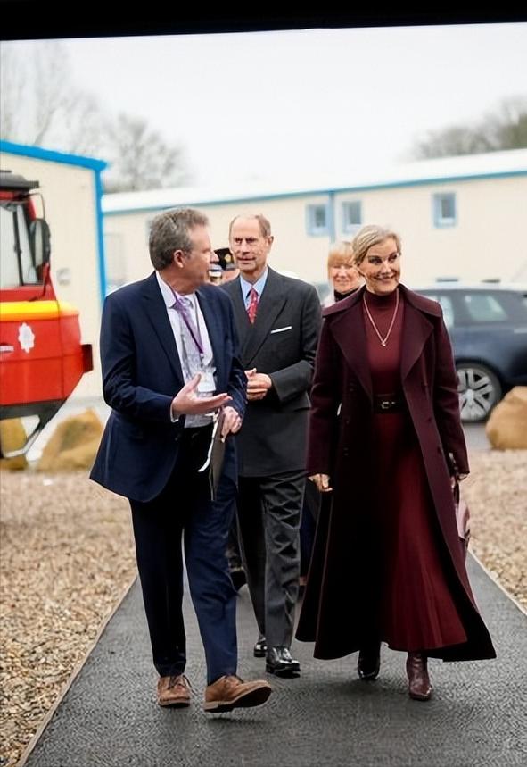 爱丁堡公爵夫妇新年合体[玫瑰]苏菲身着酒红色长大衣和爱德华王子一起，来到慈善