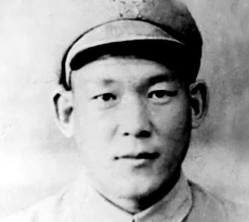 1951年，一位身染重疾的志愿军排长遭13名美军合围，敌军见他咳喘不止、唇边渗血