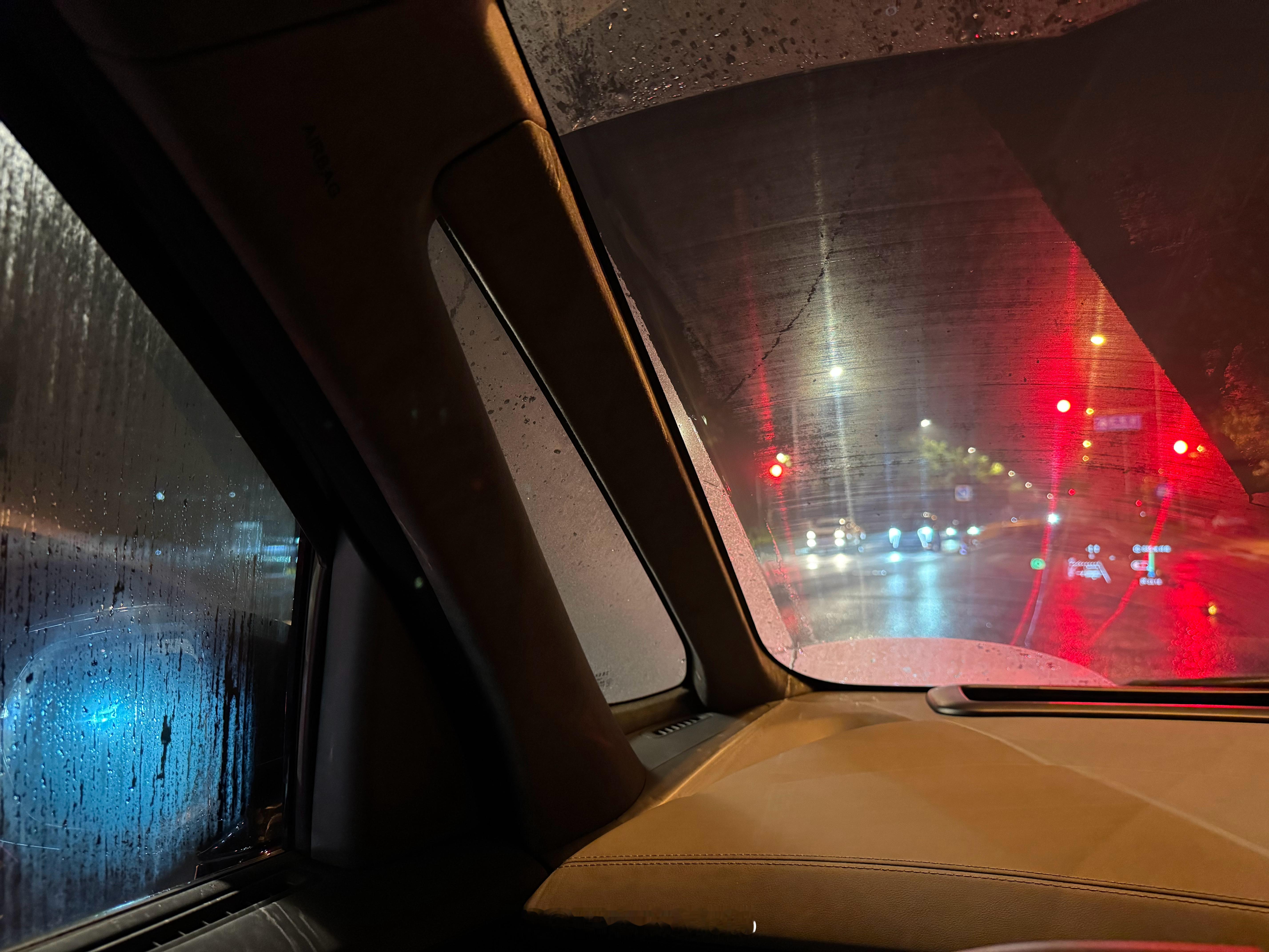 北京这湿度，都得用雨刮器挂水汽[捂脸哭][捂脸哭][捂脸哭]​​​