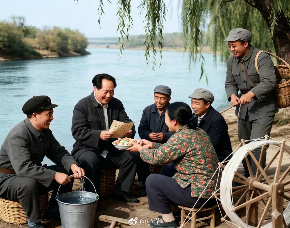 这张照片太让人动容了!和群众在一起的毛主席,是那么朴实亲切,没有一点官架子他老人