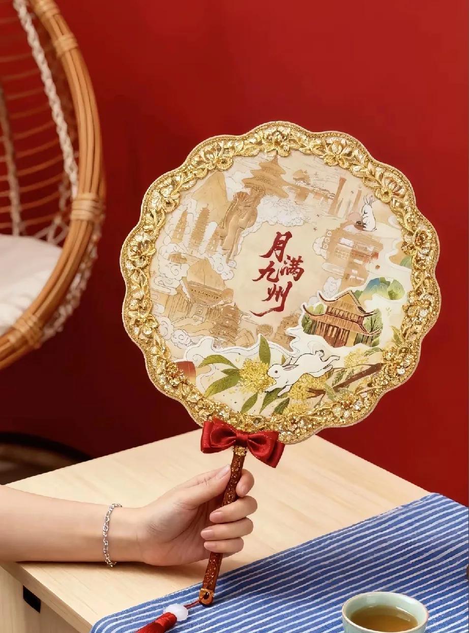 卷不赢，根本卷不赢！彻底躺平了！董宇辉万万没想到，与辉同行定制月饼的包装盒都成
