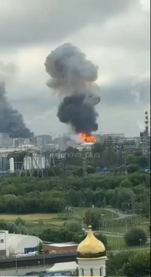莫斯科又被炸了，巨型储油罐钢盖，都被炸得飞上天了，炸出去几十米高！乌军再一次爆炸