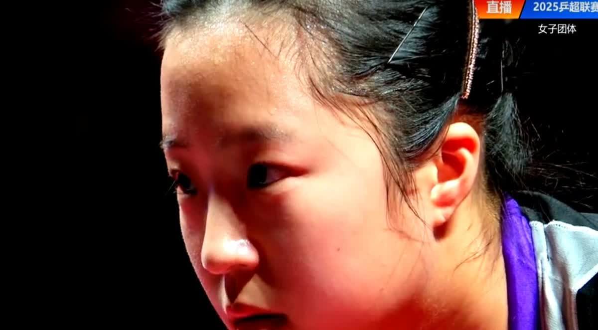 11比0血洗陈熠后，申裕斌今天差点被徐奕打哭第二局徐奕10比4领先，场馆