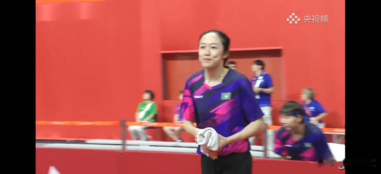 幸好梁安娜没赢下第一盘，不然朱雨玲不后悔的把大腿拍青！中国澳门女团这个阵容一出