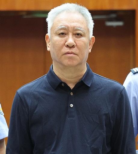 我提供的内容原封不动地放在文章的第一段，第二段开始你的续写。 许家印和前妻丁