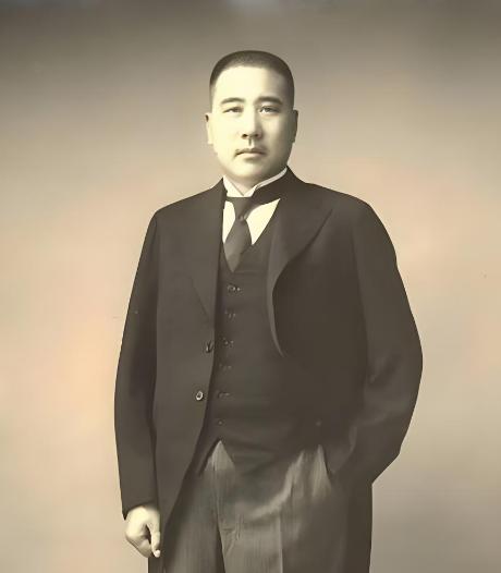 1932年，韩复榘带姨太太设宴款待张宗昌。酒席上，张宗昌盯着姨太太调侃：“你在山