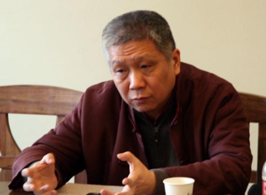 当年，马未都参加一个拍卖会，发现一件“红鹿头”起拍价80万。马未都觉得很