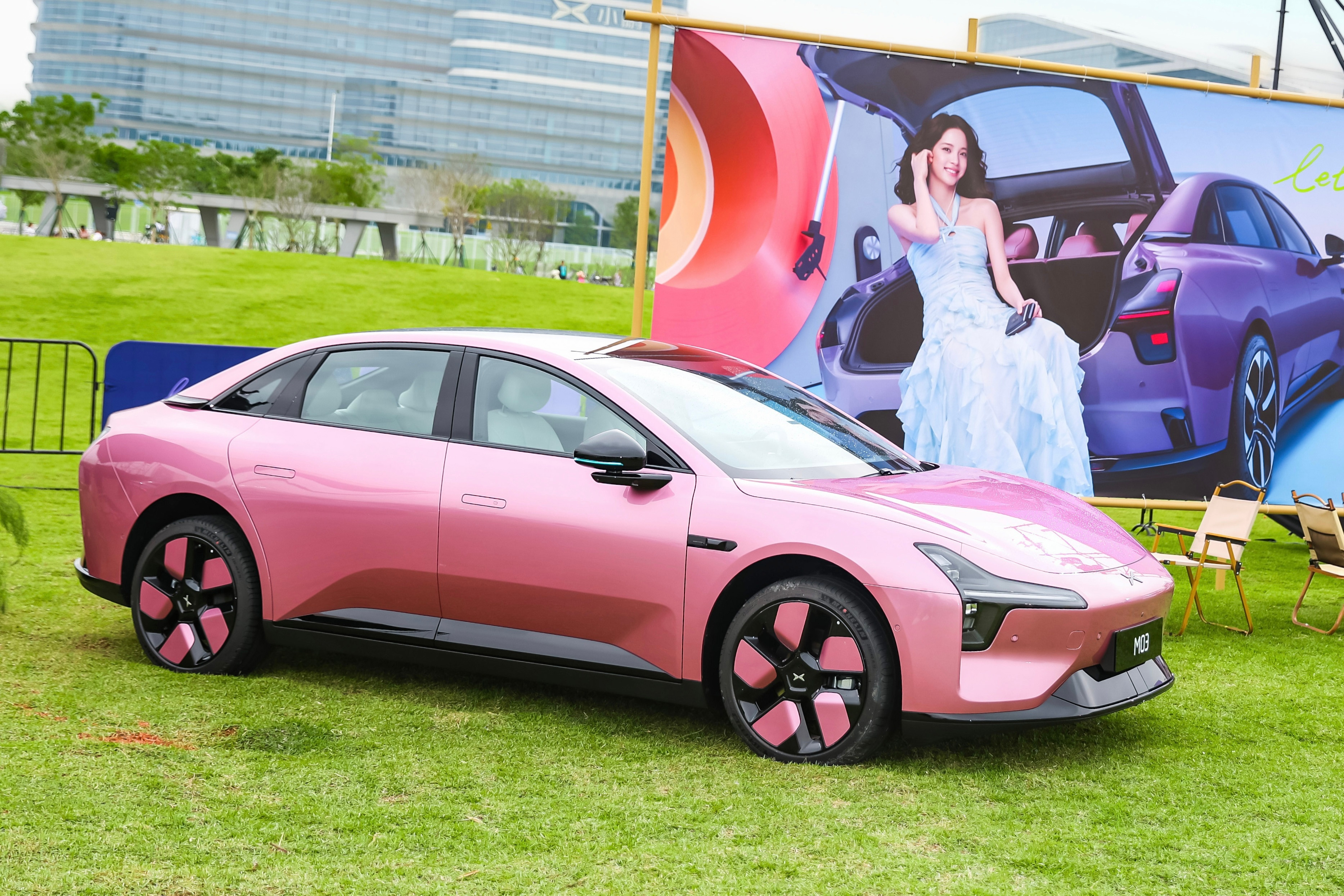 今天的年款新车是真多啊！目前10-15万价位段销量最好的纯电轿车——小鹏MONA