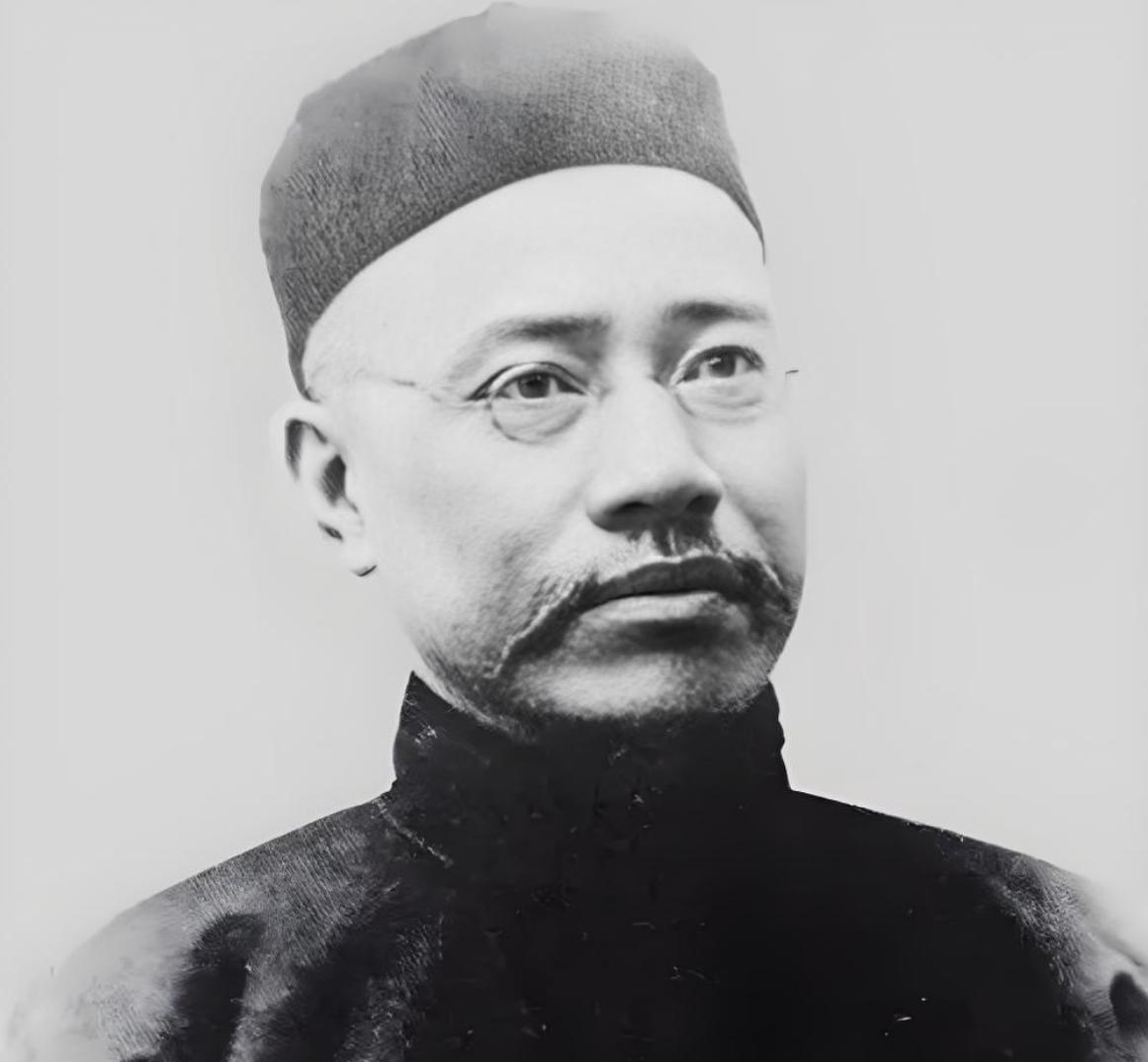 严复选择翻译《天演论》，他在序言里说明了自己的考量。甲午年那场仗打完，严复在