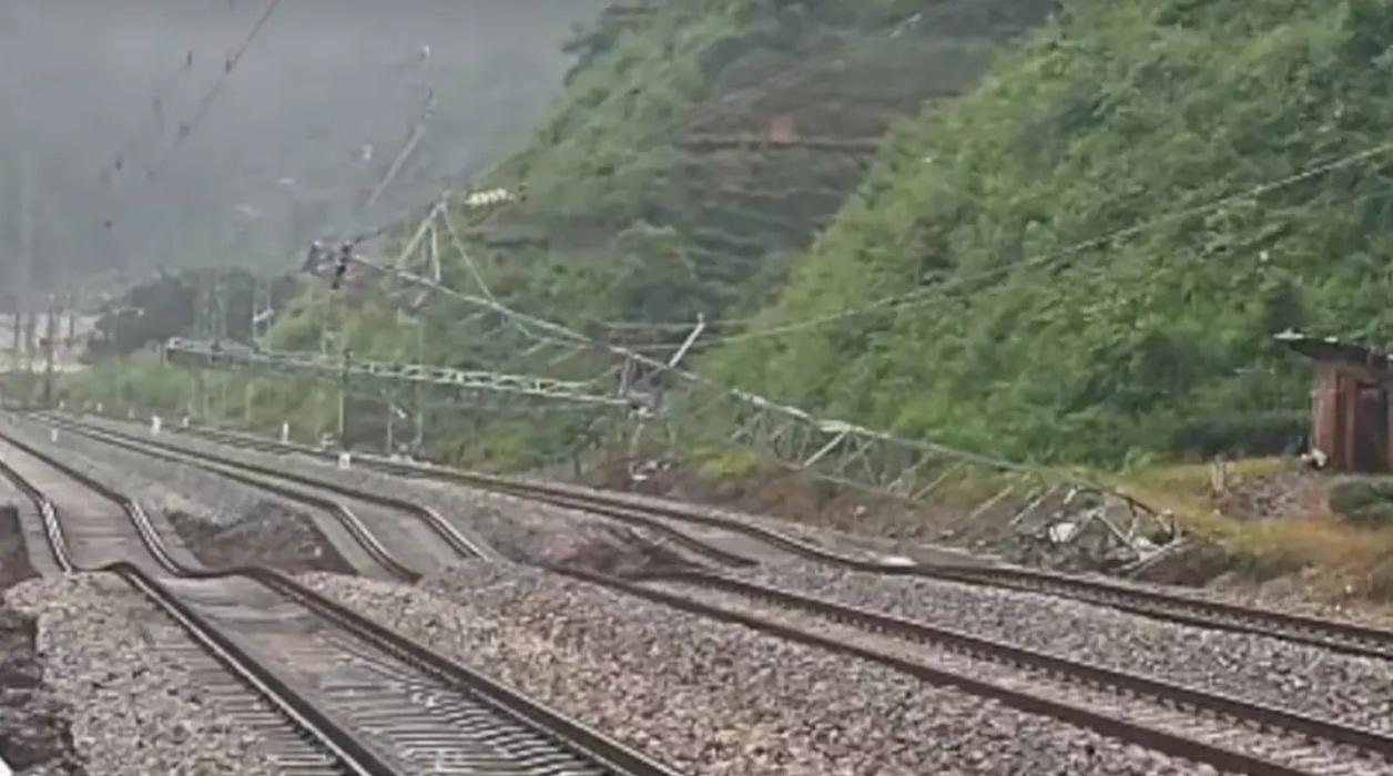 广西三江县暴雨致铁路塌方，线路中断行车！所幸无列车坠入6月21日，广西三江侗