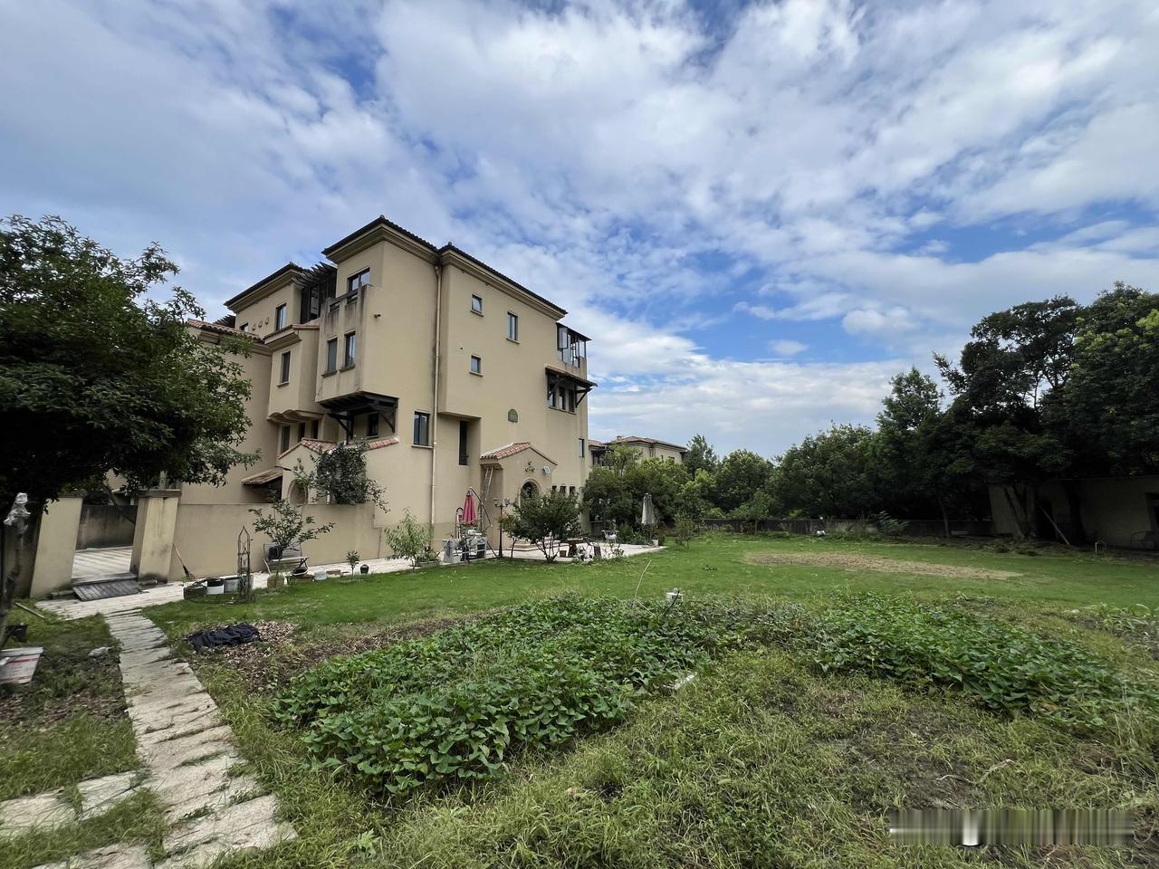 花园3亩地，种什么都可以了！良渚文化村新出一套边套排屋，产权281平、