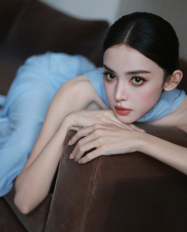古力娜扎浅蓝挂脖抹胸裙穿搭介绍，这套造型的巧思藏在剪裁细节里，上半部分是无肩带紧