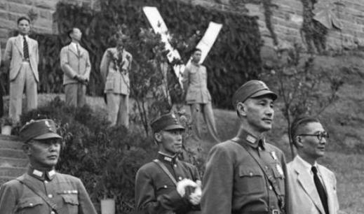 1944年10月，蒋纬国驱车经过重庆市内一处院落门前时，听见里面传来惨叫，他下去