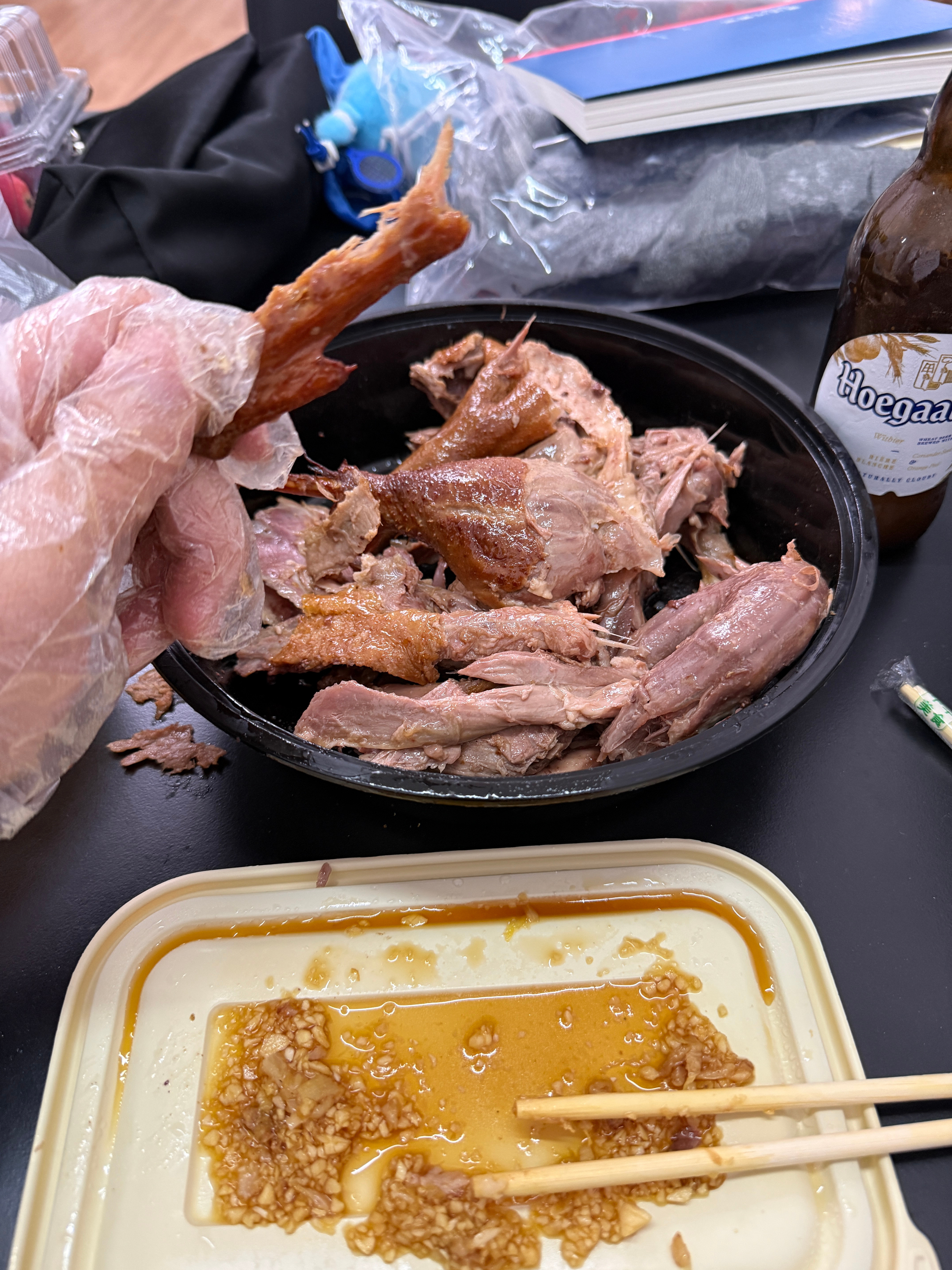 我这附近有家铁锅炖他们家的东北烤鹅非常好吃和我小时候吃的味道一样味道这个东西非常