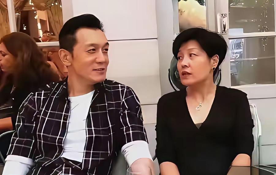 看着这张老照片，心里一阵发酸！这是李咏刚到美国求医时，和哈文在纽约街头咖啡店拍