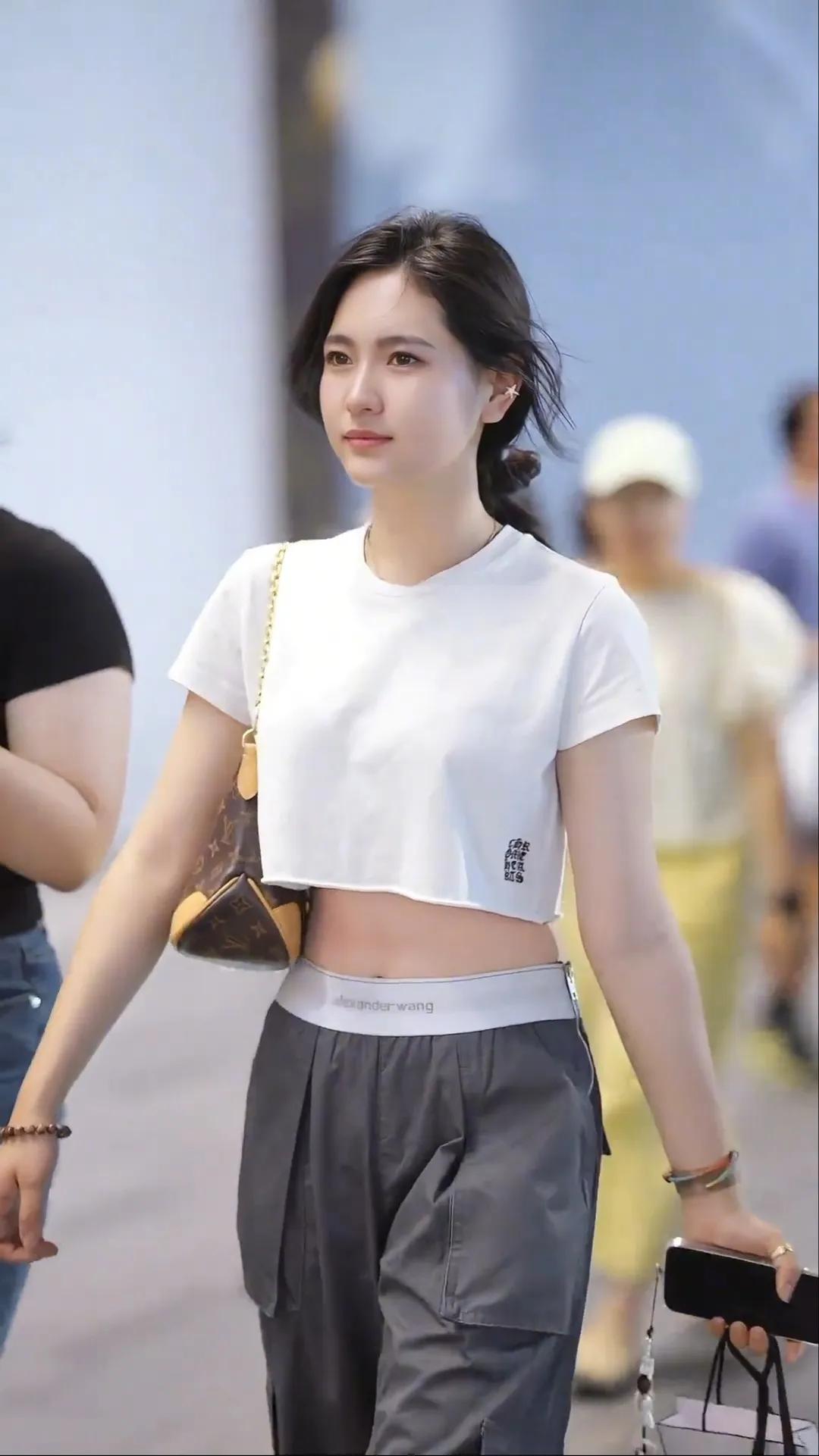 天上不见一仙女，玉帝下令速速找。千里眼忙处处看，疑落人间来逛街。