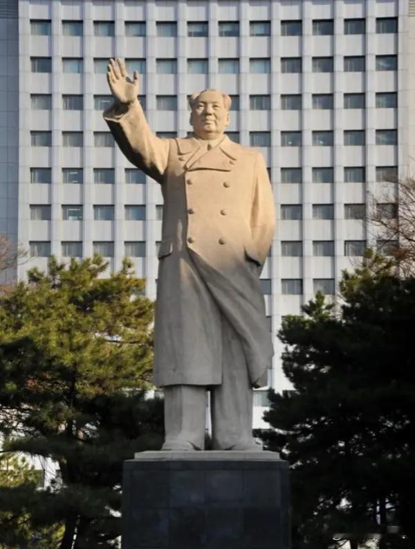 1968年8月，中国当时最大的毛主席雕塑落成！许将军批示：“把这尊毛主席像拿到南