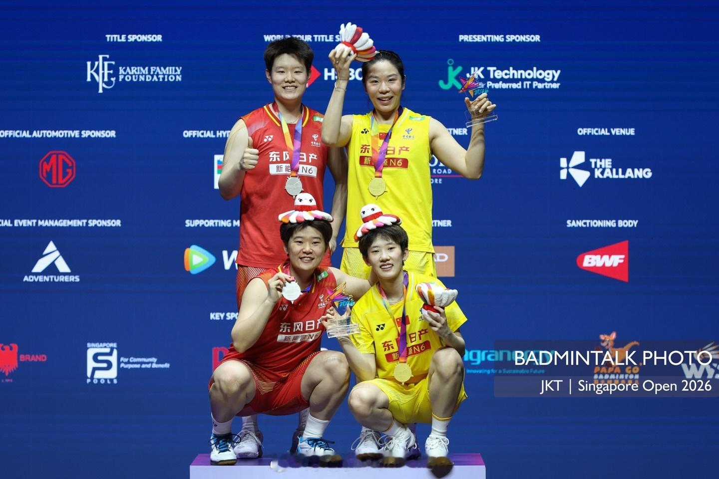 女双颁奖🏆图集（📸：badmintalk）四个女宝可爱到爆炸💥女双冠军🏆