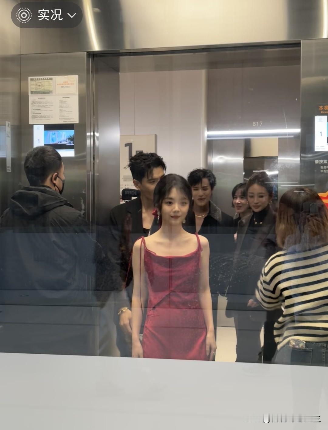 谭松韵的脸怎么不像了？感觉瘦了好多，就是爱看谭的小娃娃脸，超喜欢谭松韵谭松韵演