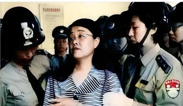 1999年银行职员杨淑华押到刑场执行死刑，临刑前她还精心描眉画妆，身穿崭新的条纹