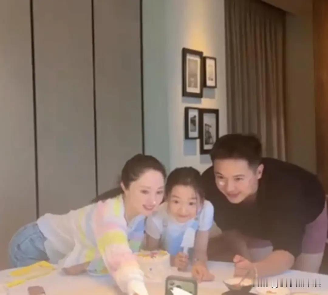 离婚多年，董璇高云翔再次同框最开心的就是小酒窝了吧爸爸妈妈虽然不在一起，又各