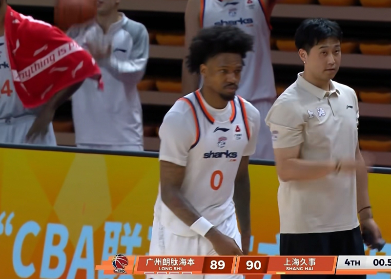 上海久事外援古德温又把三分投篮包弄丢了！在今天上海久事客场以90：89险胜广州朗