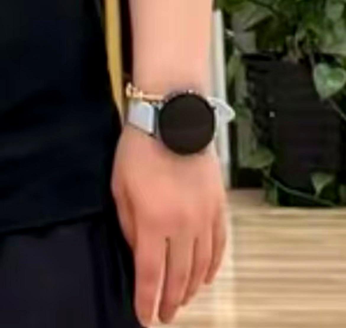 3万手链换手腕气场她刚戴上那条玫瑰金黑绳，整个人松了。镜头里眼神