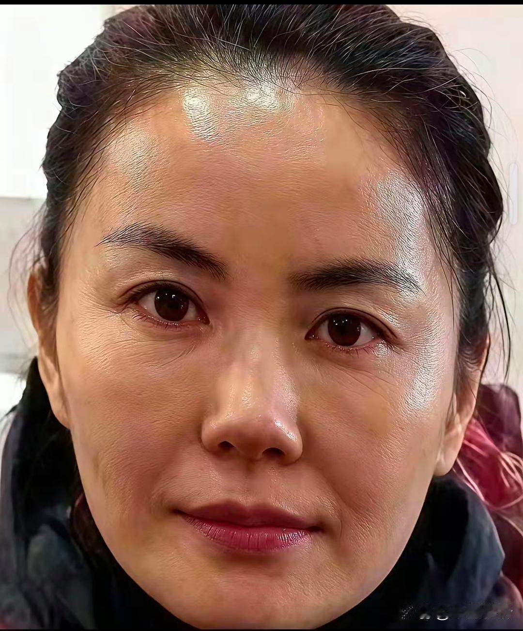 王菲素颜直面原相机怼脸拍，无滤镜无浓妆修饰，眼角细纹清晰可见，面部状态依旧紧致不