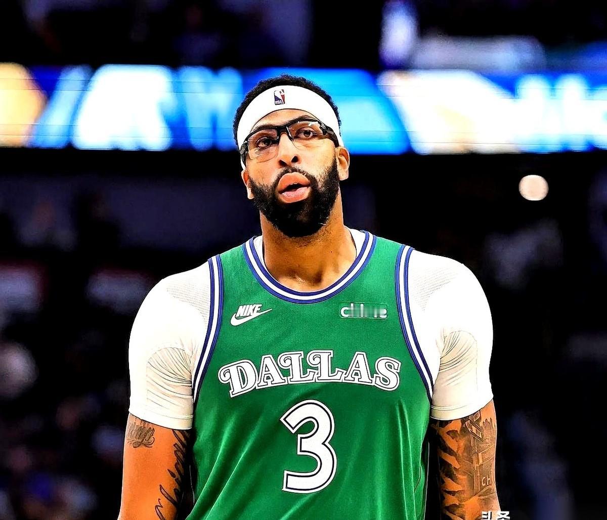 知道最扎心的是什么吗？不是球队战绩烂，也不是浓眉又双叒叕伤了。是那个刚进联盟