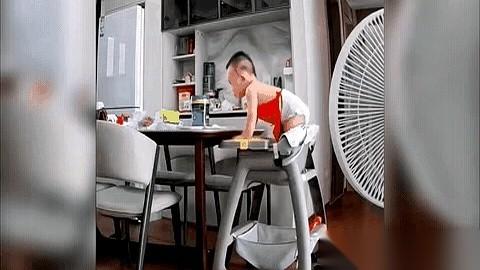 我勒个去，刚刷到个视频，心脏差点从嗓子眼儿里跳出来。一个小屁孩，坐在宝宝餐椅上