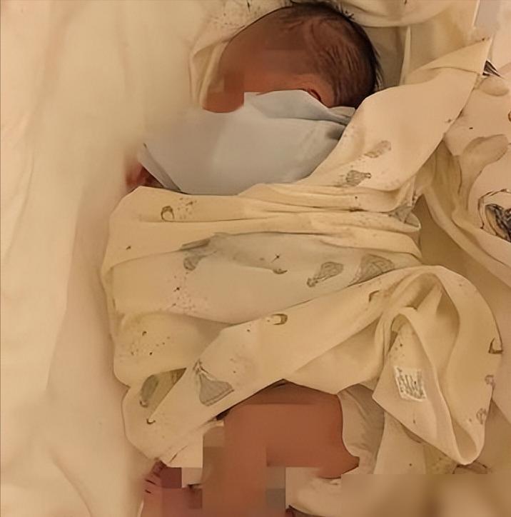 一位孕妈怀胎八个月突发意外离世，婆婆执意要求剖腹取子。说真的别站在道德制高点