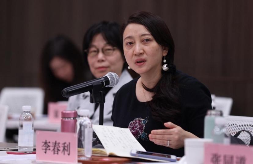 中戏表演系原党书记陈刚的妻子李春利才华与颜值并存，她是编剧、词作者、演员，光明日