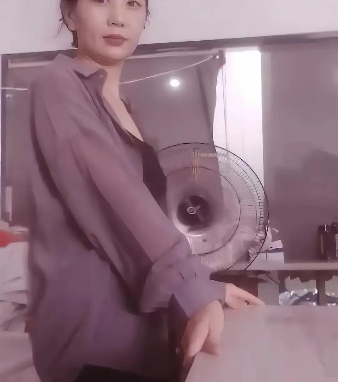 18岁小伙在厂里打工，和45岁大姐同居了。​女方比他亲妈还大两岁，家里人炸锅，