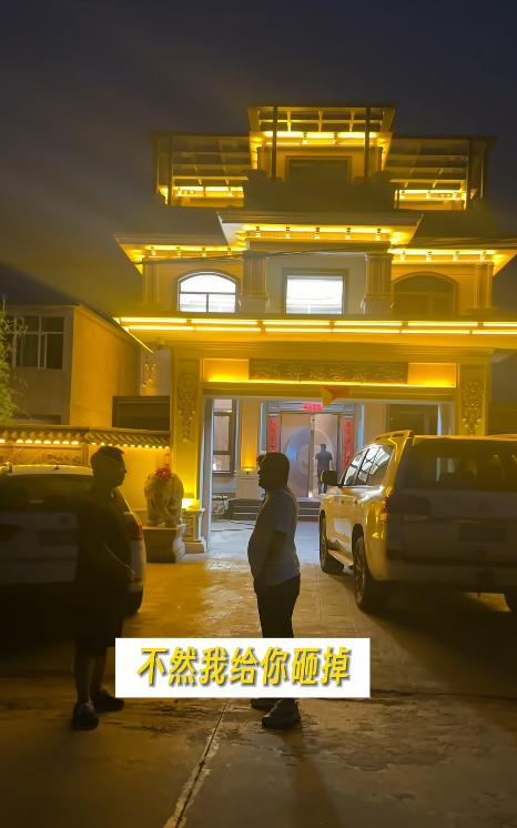 男子花2万元给自家别墅外墙装上亮化灯，每晚都会全部打开。没想到，对面邻居很快找上
