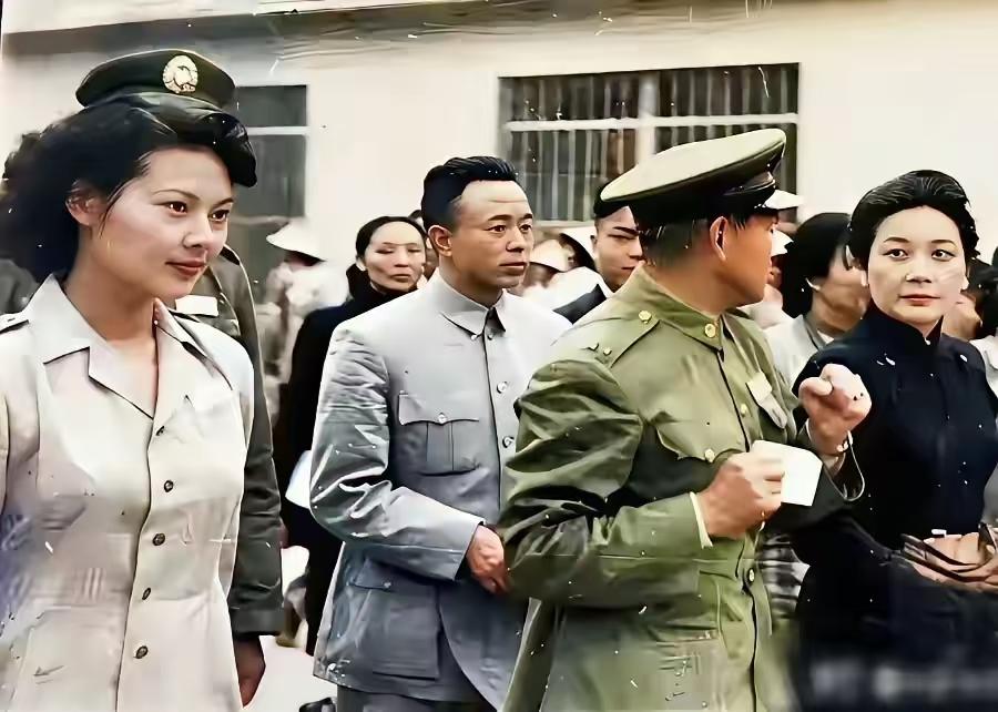 在这张老照片中，中间那位穿军装，侧脸与宋美龄交流的，是孙立人，走在孙立人左则的女